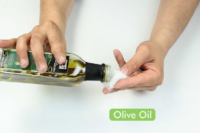 Tẩy móng tay bằng dầu olive