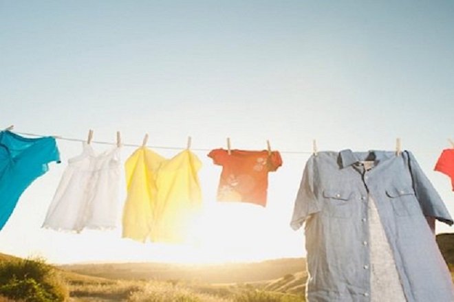 Thay vì sấy khô, hãy lựa chọn làm khô quần áo bằng việc phơi dưới ánh nắng mặt trời