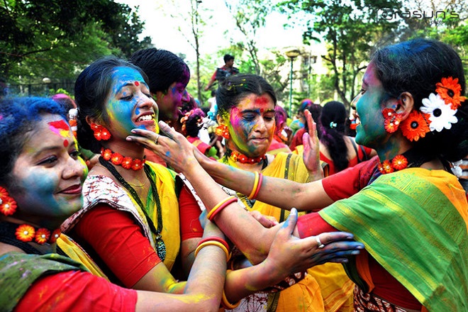 Người Ấn Độ thường bôi bột màu lên mặt và quần áo của nhau để bày tỏ những lời chúc tốt đẹp cho nhau