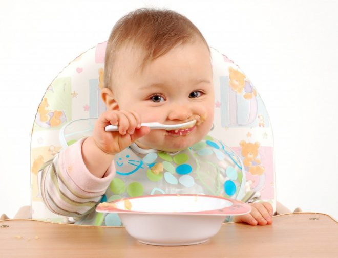 When your child has a fever when teething, you should have a suitable diet for your baby to maintain health and weight