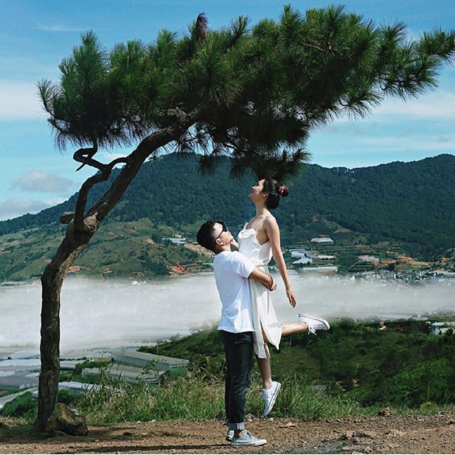 cặp đôi đứng trên đồi thiên phúc