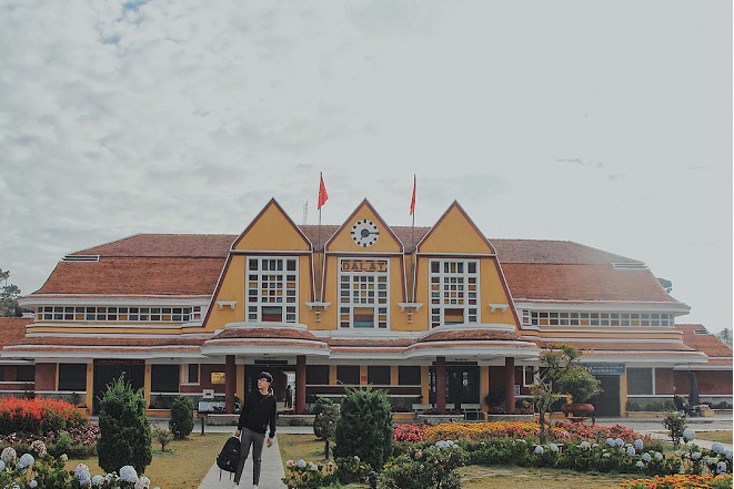 chàng trai áo đen chụp hình tại nhà ga đà lạt