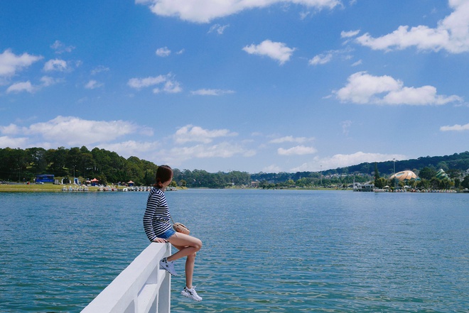 cô gái áo sọc ngồi chụp ảnh tại hồ xuân hương