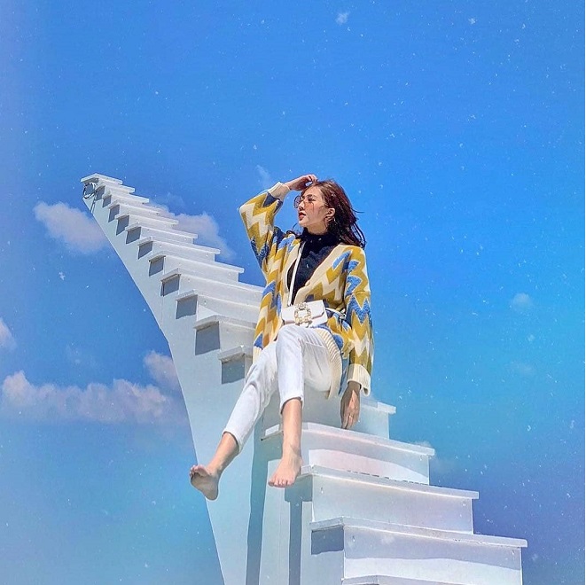 cô gái quần trắng ngồi trên nấc thang lên thiên đường