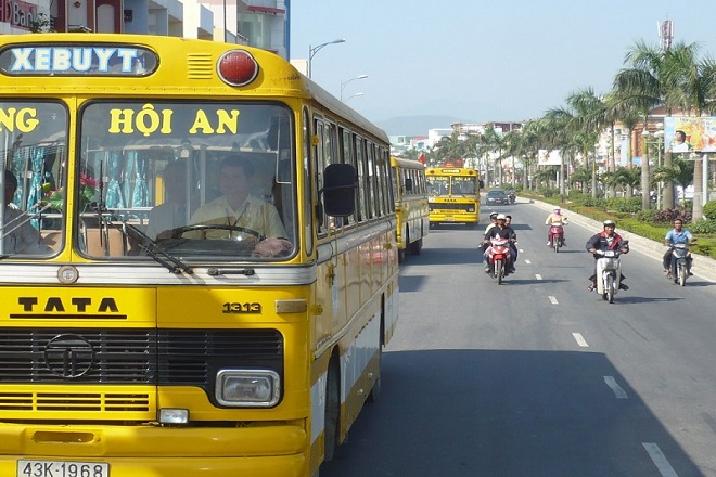 Xe buýt di chuyển từ Đà Nẵng đến Hội An