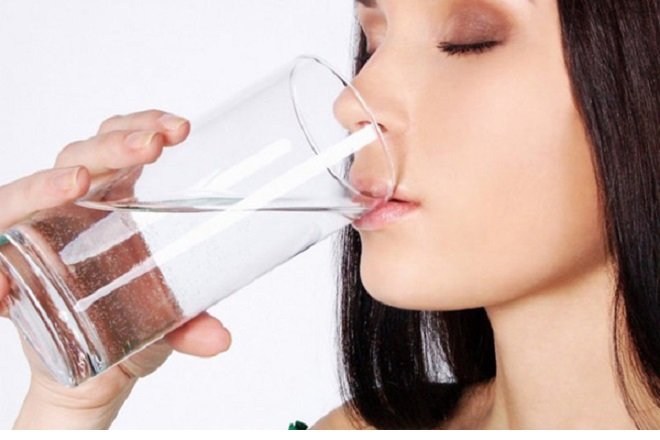 Chăm sóc da khô bằng cách uống nhiều nước