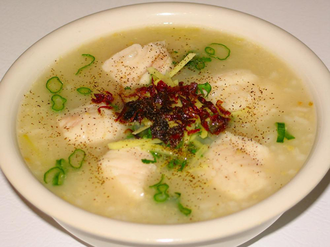 Cháo cá Bàu Sen là một món ăn chế biến khá đơn giản nhưng lại cuốn hút bởi độ tươi ngon của cá