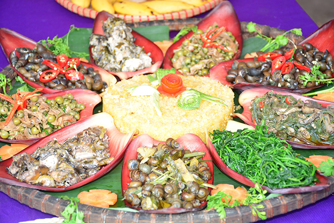 Cơm Bồi ăn chung với cà lào rừng và ốc đực rất nổi tiếng ở Quảng Bình