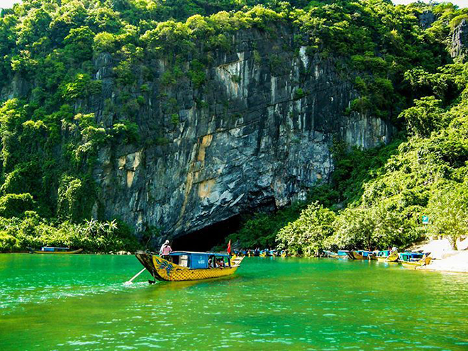 Quảng Bình vô cùng nổi tiếng với những hang động tự nhiên đẹp mê ly