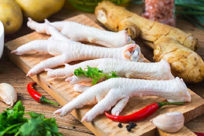 Luộc chân gà với nghệ