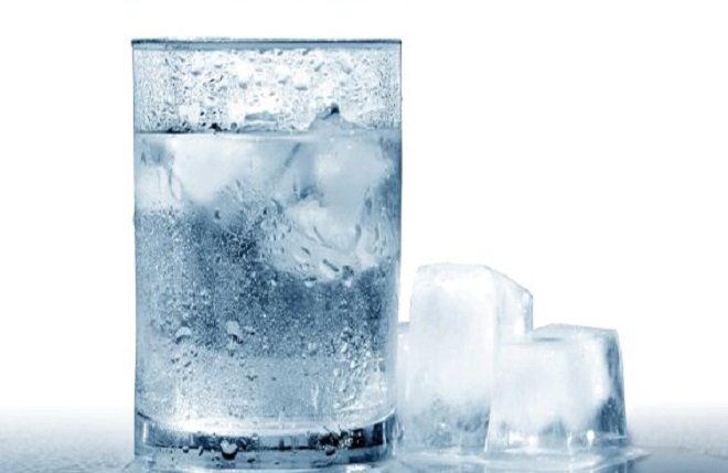 uống nước đá để giảm mỡ bụng