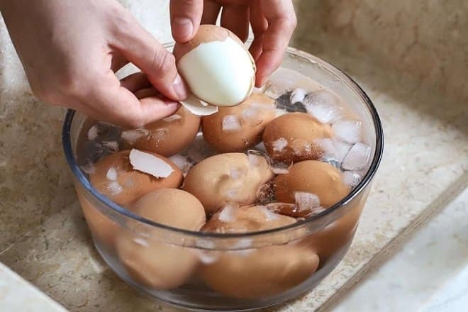 Ngâm trứng vào nước đá