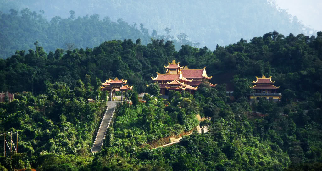 Thiền viện Trúc Lâm ngự trên núi Phụng Hoàng