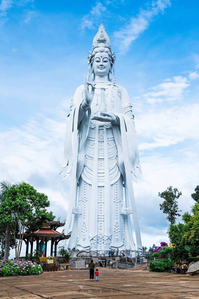 Tượng Phật Quan Âm khổng lồ ngoài sân chùa
