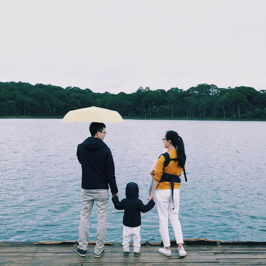 Cả gia đình chụp hình checkin ở hồ Tuyền Lâm Đà lạt 