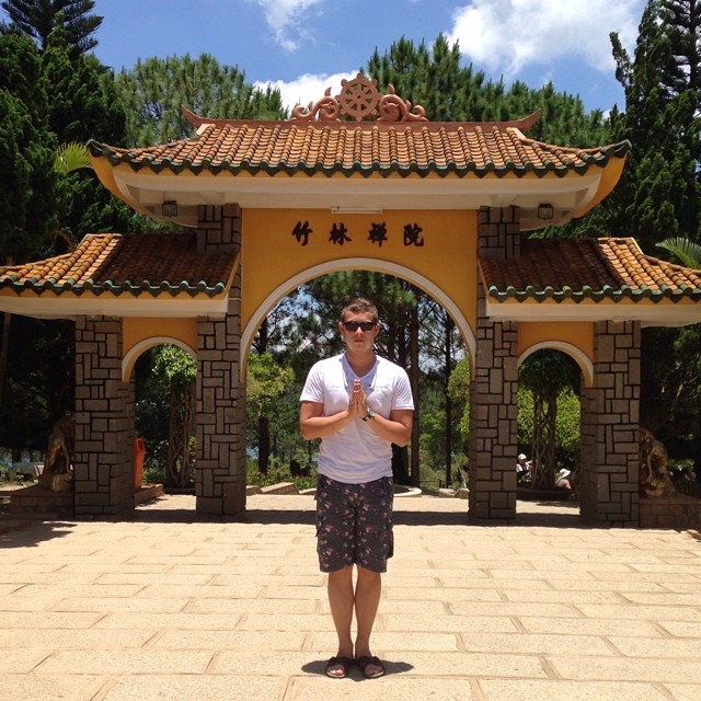 Du khách nước ngoài checkin ở cổng Thiền Viện Trúc Lâm Đà Lạt 