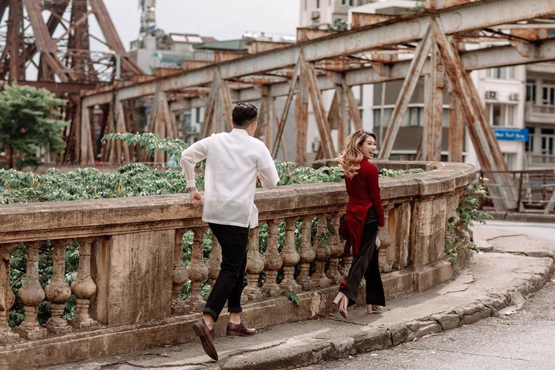 Cầu Long Biên là địa điểm hẹn hò và chụp ảnh yêu thích của nhiều cặp đôi