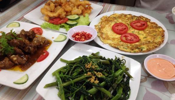 Quán cơm Thanh Tuyền  có nhiều món ăn quen thuộc của người Việt