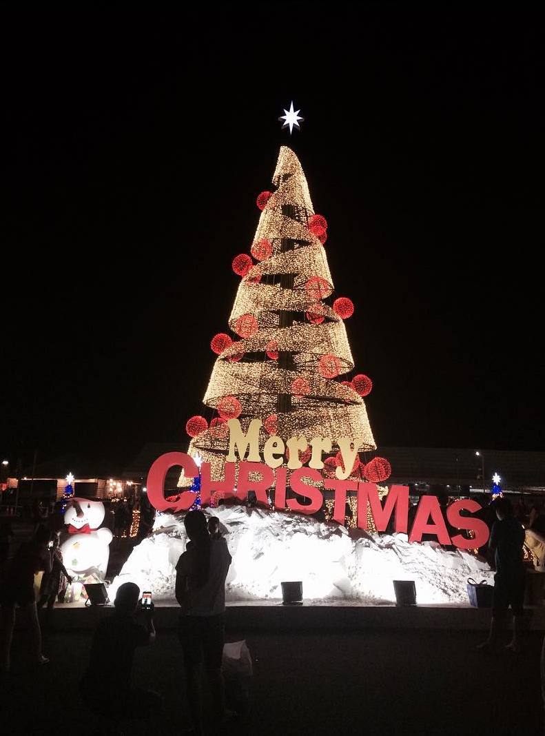 Cây thông Noel rực rỡ tại Ion Mall Tan Fu