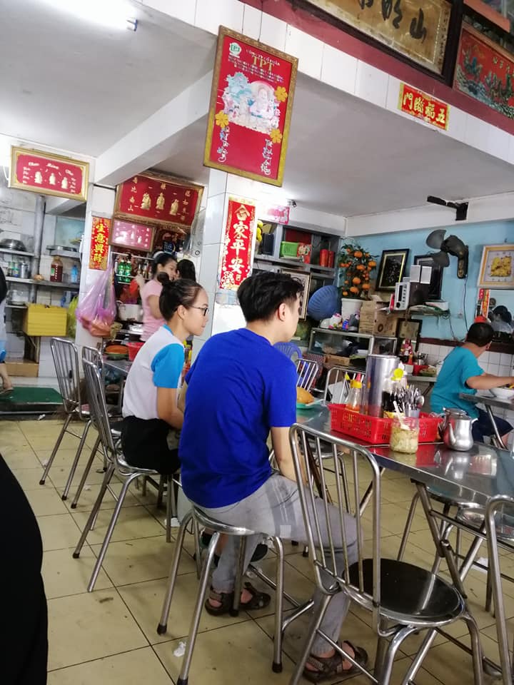 Nhiều thực khách lui tới để được dùng các món ăn đậm chất Trung Hoa tại Viễn Lạc quán