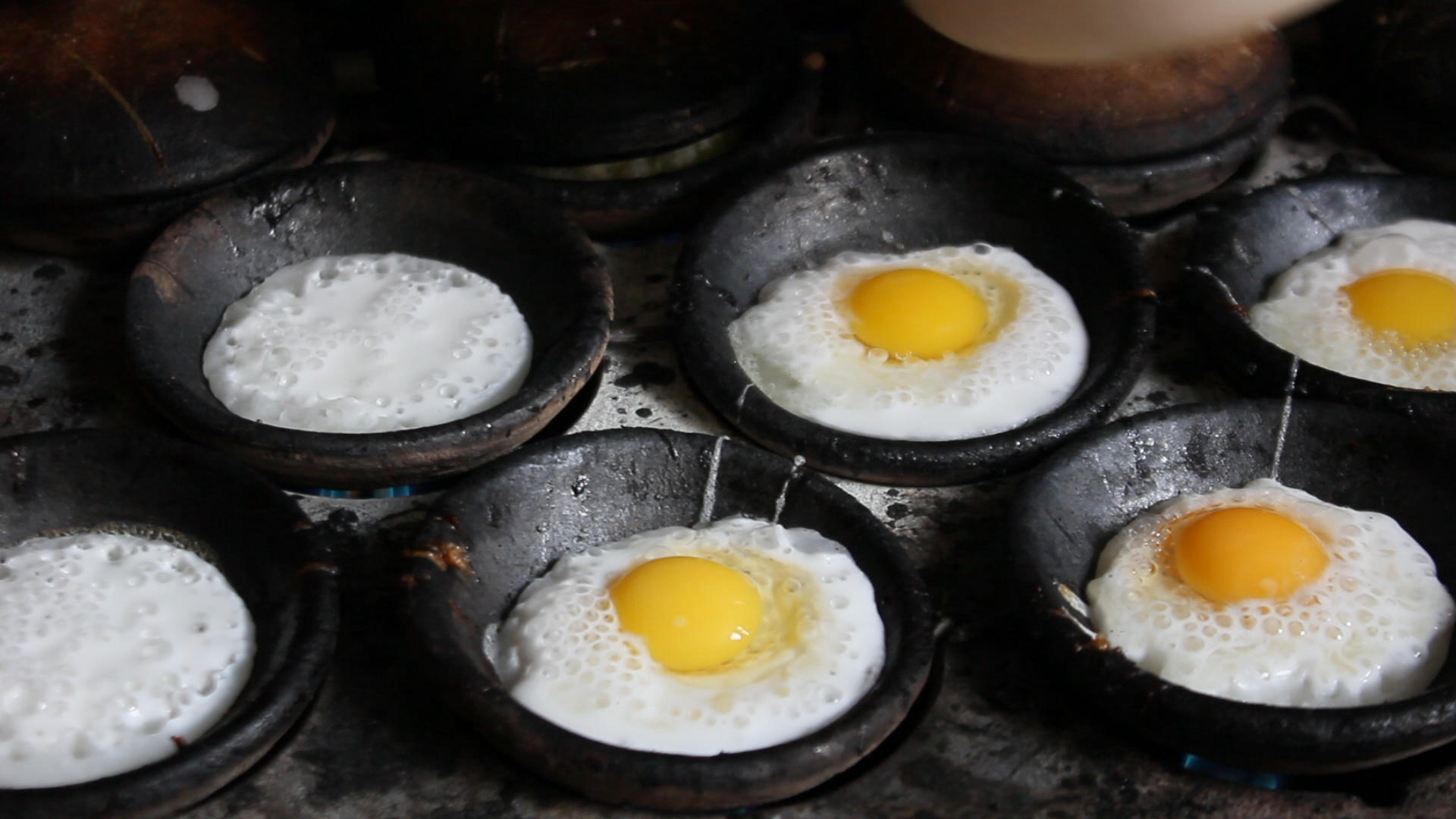 Lúc đầu bánh căn chỉ có nhân trứng, về sau được biến tấu thêm nhiều loại nhân khác. 