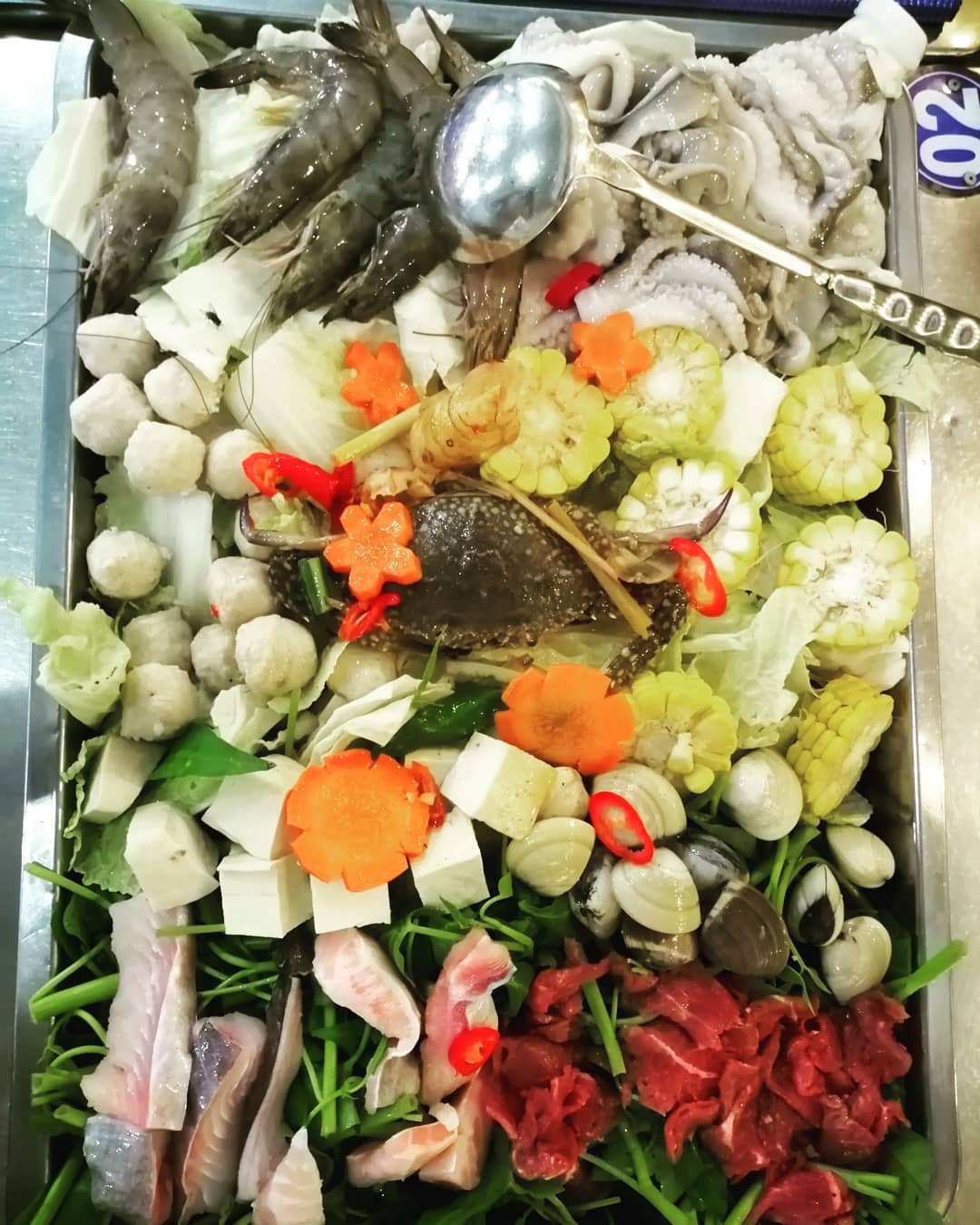 Khay lẩu ở quán La Cà Vũng Tàu đầy ắp các loại hải sản tươi ngon và các loại rau ăn cùng