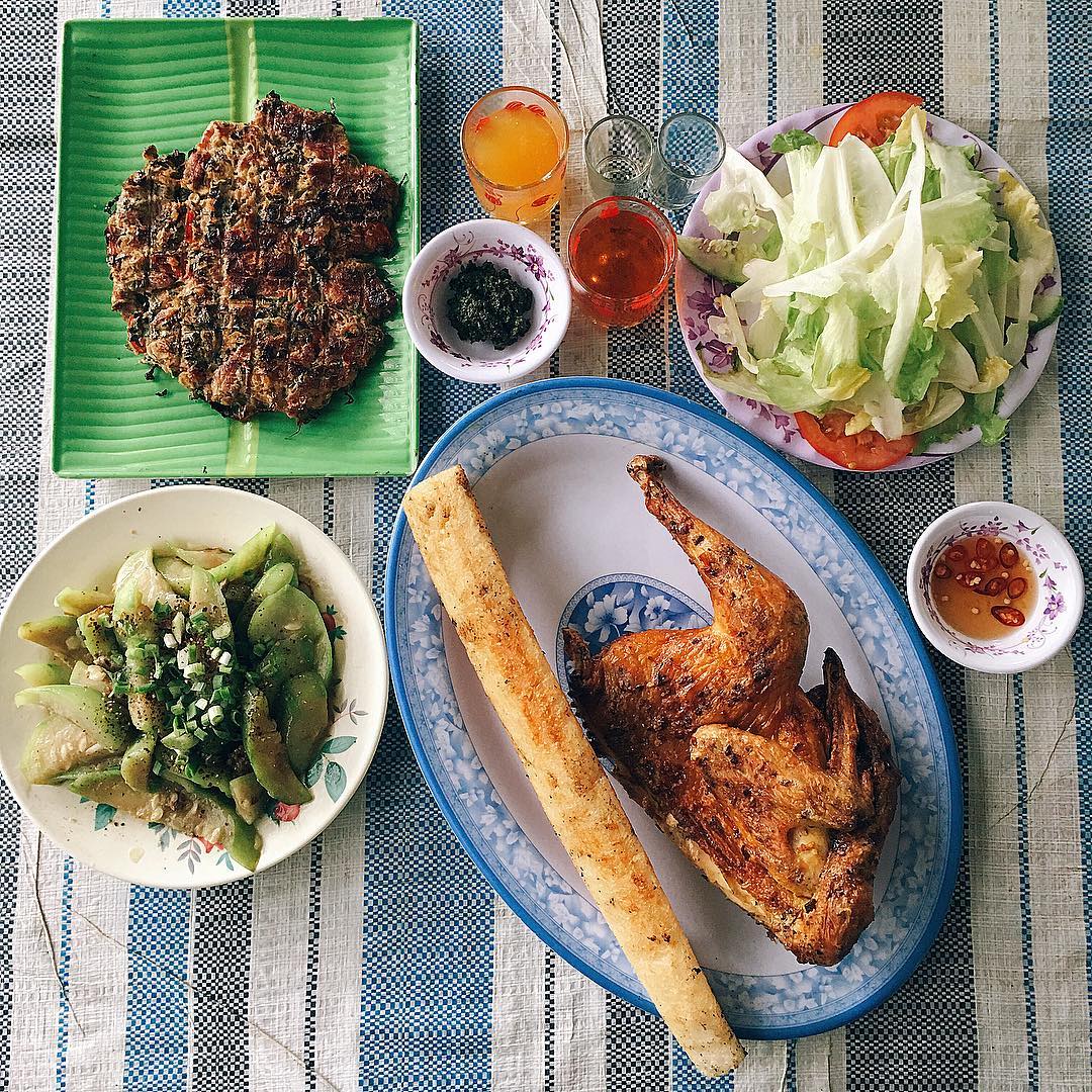 ăn trưa tại Quán cơm lam & gà nướng Tam Nguyên
