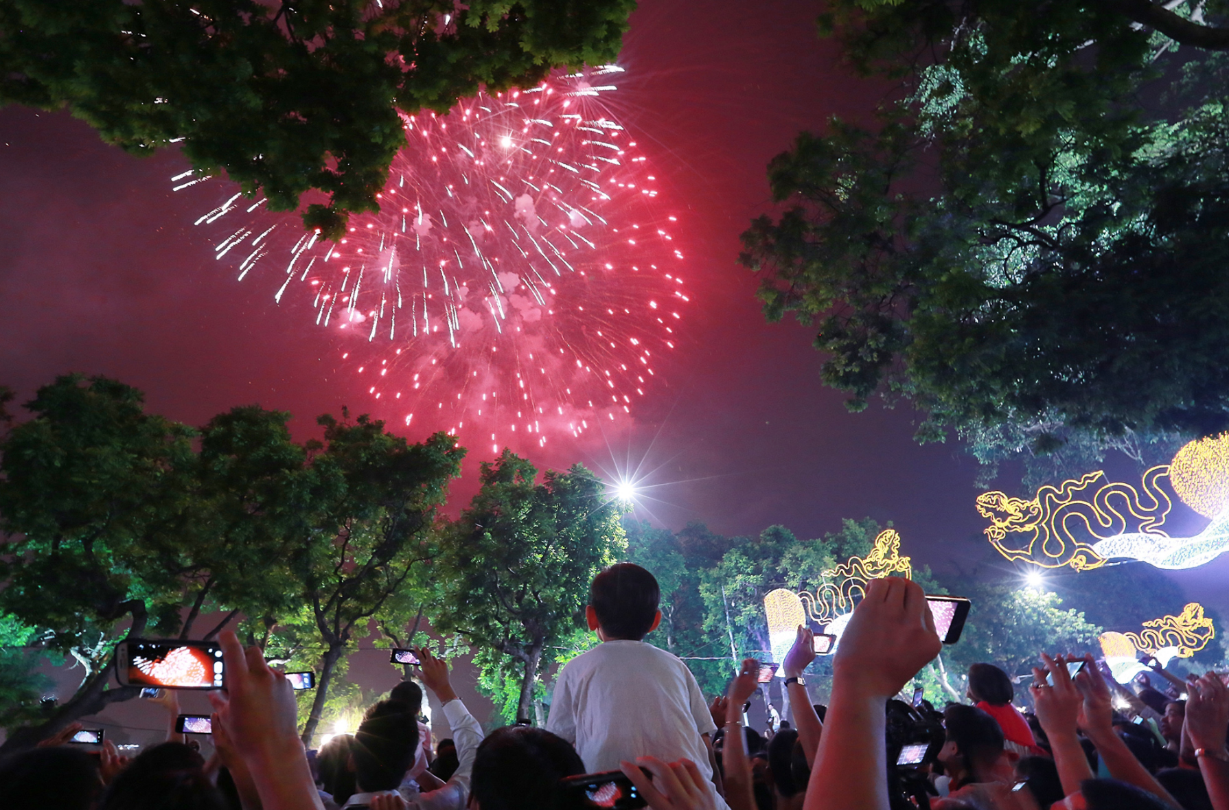 Tết Nguyên Đán luôn được xem là mùa lễ hội lớn nhất trong năm. Hãy cùng xem hình ảnh pháo hoa của Hà Nội, Sài Gòn, Đà Nẵng và Cần Thơ để có được cái nhìn chi tiết hơn về sự tưng bừng và rực rỡ của bộ môn nghệ thuật này trong dịp lễ này.