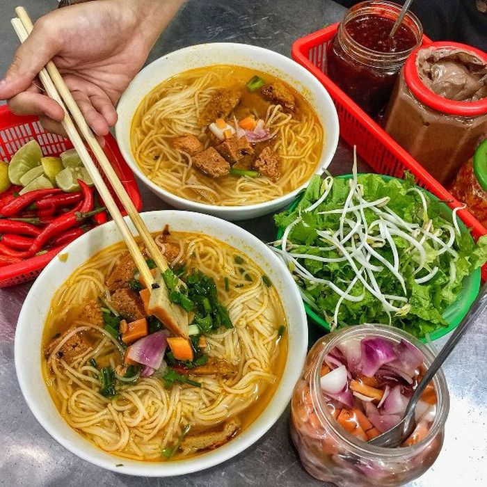 Bún chả cá Đà Nẵng với đầy đủ đồ ăn kèm: rau sống, hành ngâm chua, sate, mắm ruốc.