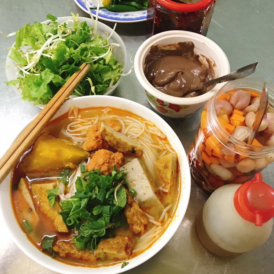 Bún chả cá Đà Nẵng với đầy đủ món ăn kèm