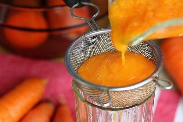 Lọc nước cà rốt để lấy nước cốt màu cam tự nhiên