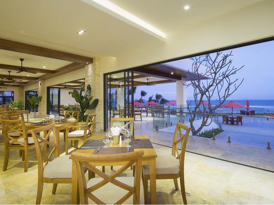 Không gian thưởng thức các món ăn của Cam Ranh Riviera Beach Resort & Spa