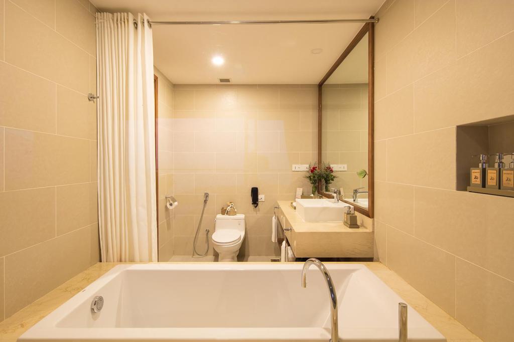 Phòng tắm của resort được thiết kế hiện đại với nhiều đồ dùng cần thiết 