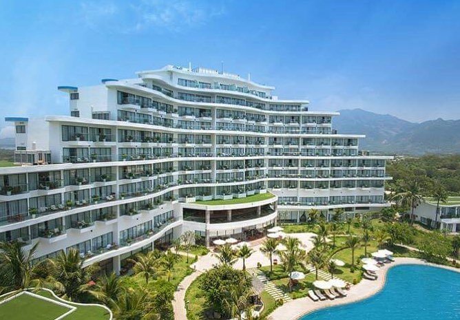 Tòa nhà cao 10 tầng của resort Cam Ranh Riviera Beach Nha Trang