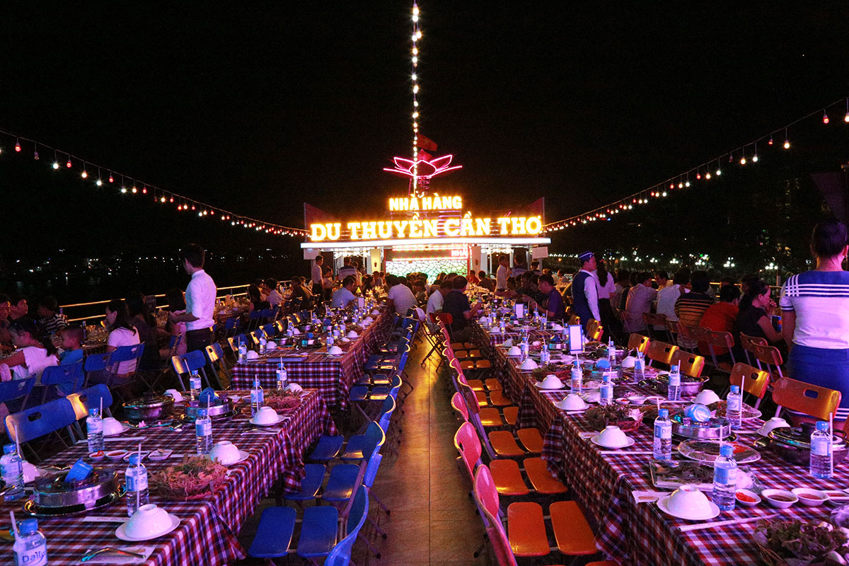 Nhà hàng nổi hoành tráng trên du thuyền tại bến Ninh Kiểu
