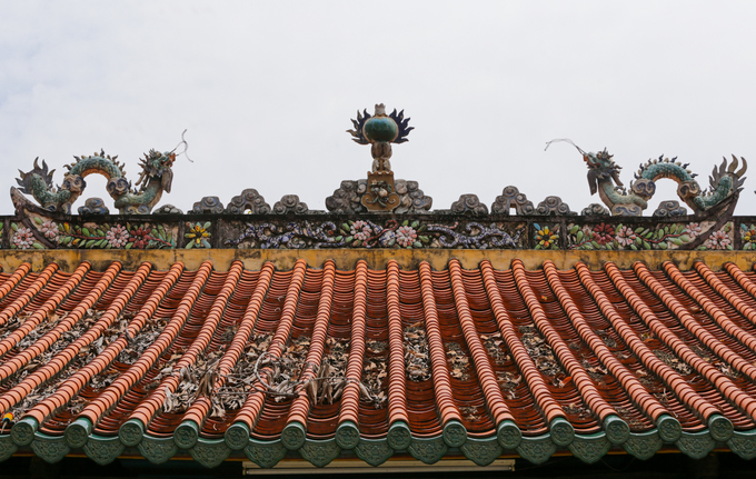 Mái ngói của chùa được làm kiểu xưa 