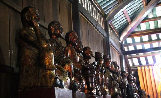 Tượng các vị La Hán ở chùa được làm bằng gỗ quý 