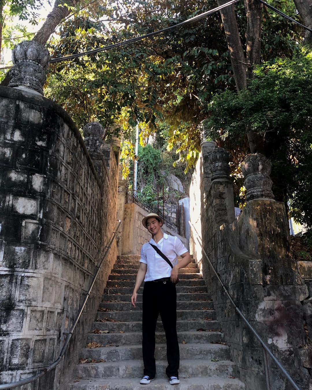 Để chiêm ngưỡng hai bức tượng Phật, bạn phải vượt qua 193 bậc thang của chùa Long Sơn