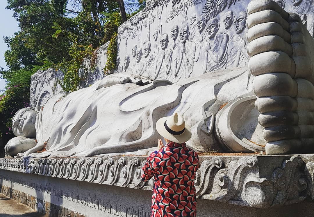 Lưu giữ khoảnh khắc bên tượng Phật chùa Long Tôn