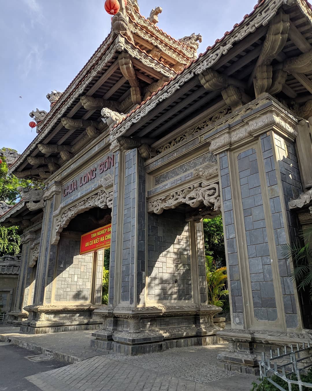 Cổng vào chùa Mặt Trời Dài Nha Trang 