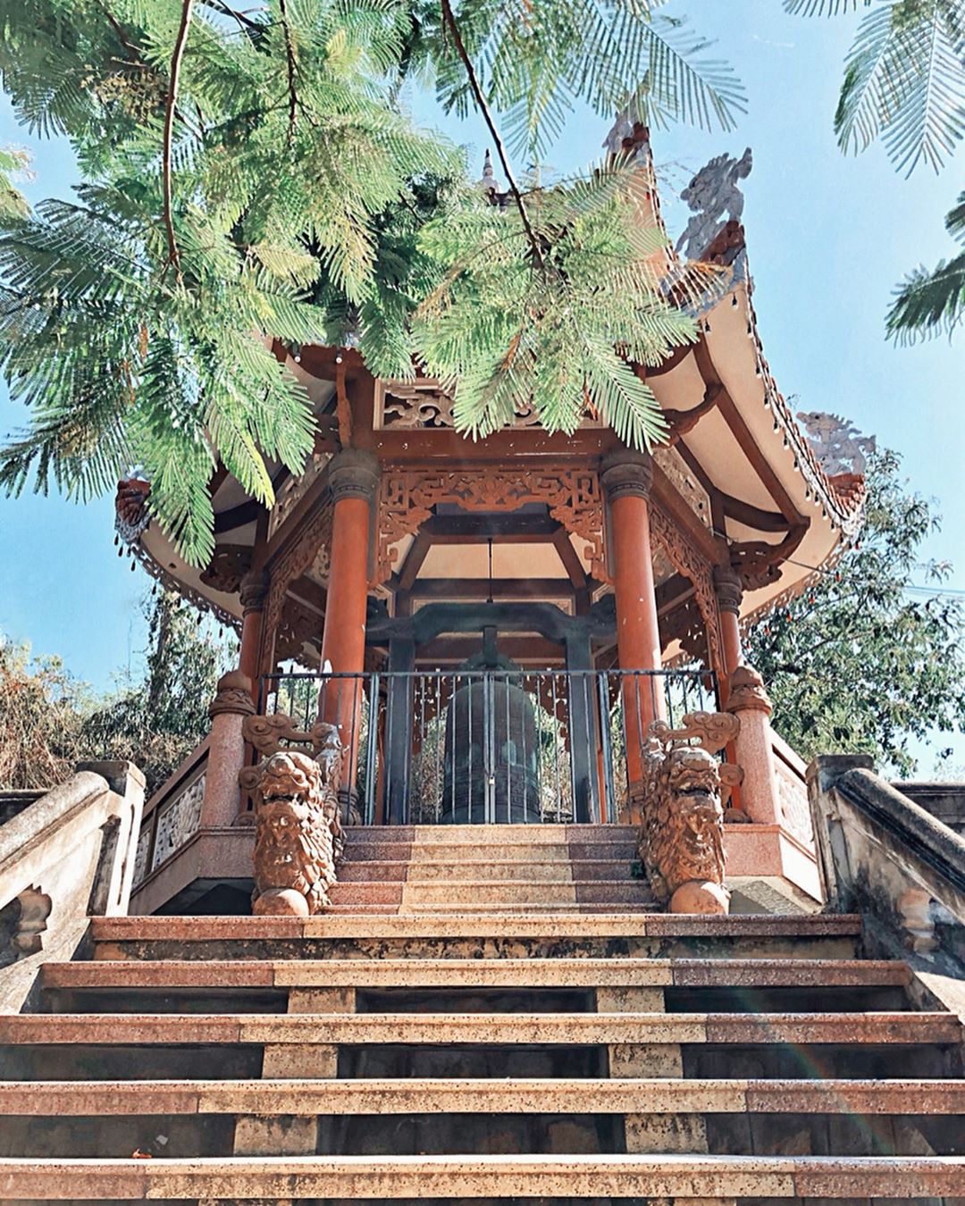 Tháp chuông 1,5 tấn trong khuôn viên chùa 