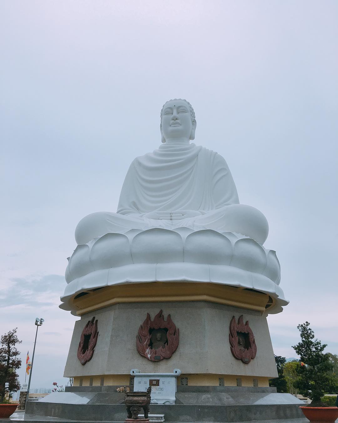 Tượng Kim Thân Phật Tổ ở vị trí cao nhất trong chùa Long Tôn.