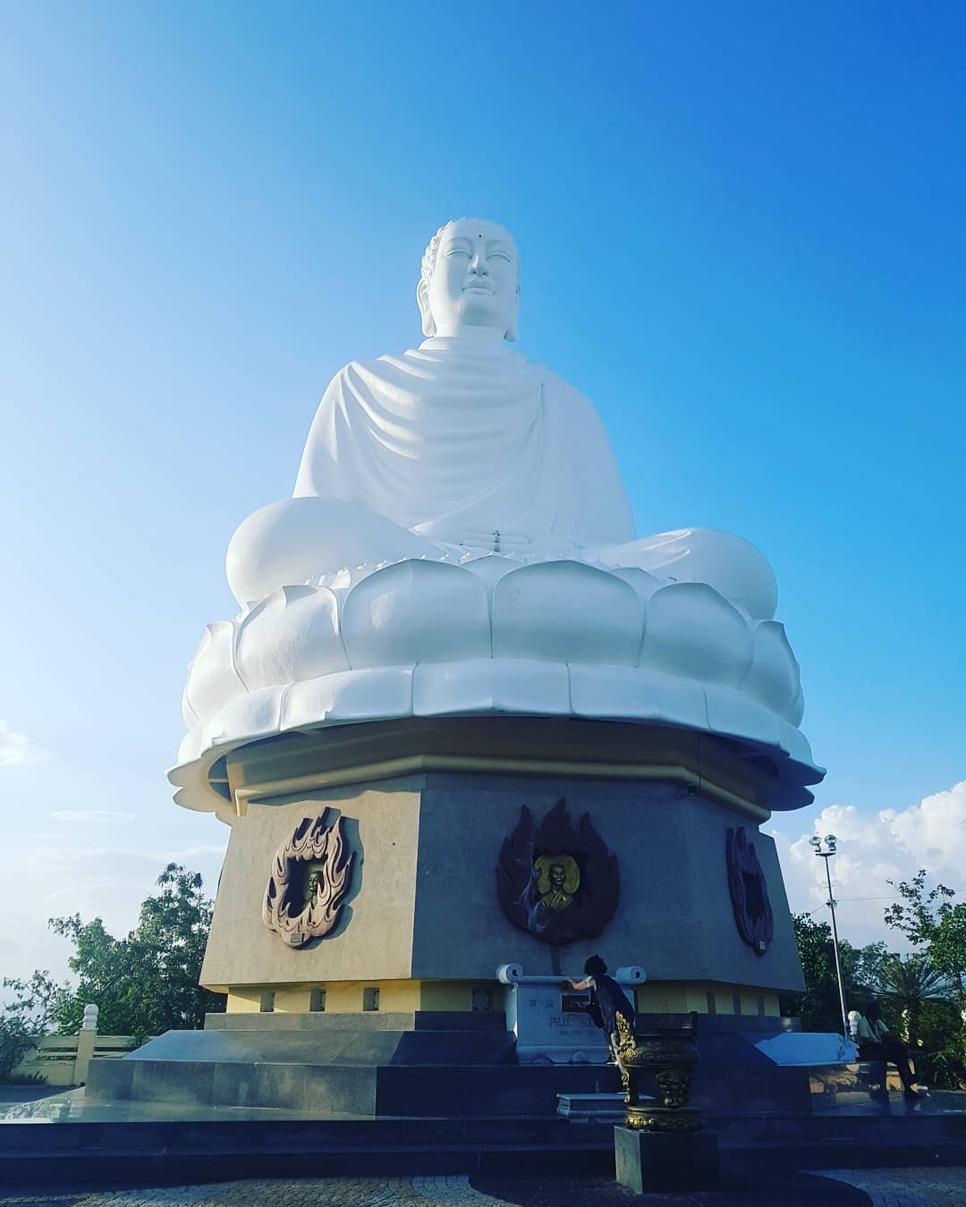 Bức tượng còn được nhiều người gọi là Phật trắng 