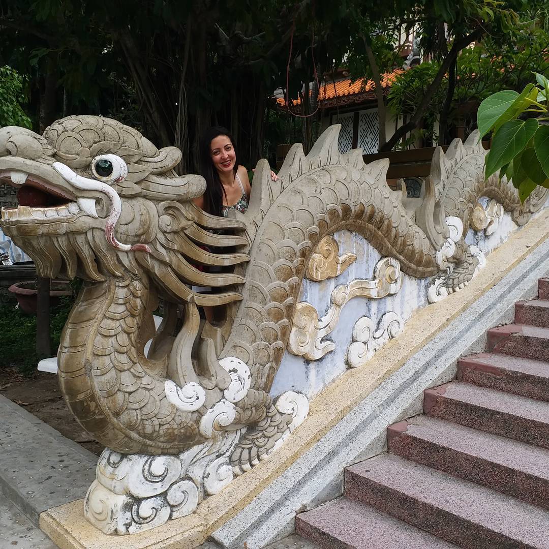 Xung quanh khuôn viên chùa Long Sơn là những pho tượng rồng, phượng thuần túy phương Đông. 