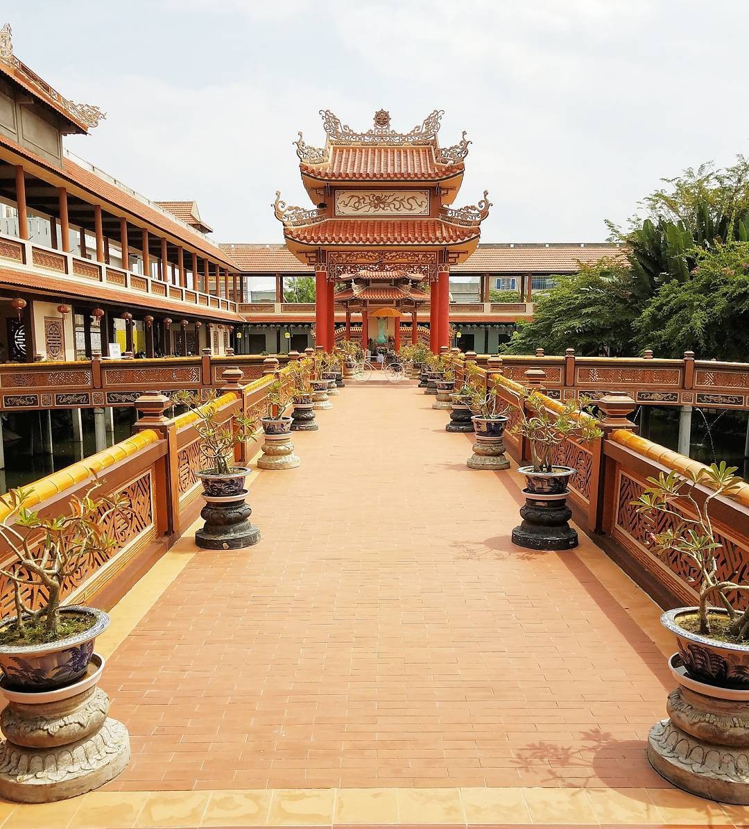 Lối vào chùa Nam Sơn Đà Nẵng toát ra vẻ sang trọng