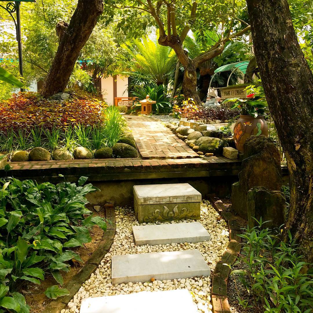 Lối dẫn vào vườn chùa Nam Sơn Đà Nẵng thật nên thơ, hữu tình 