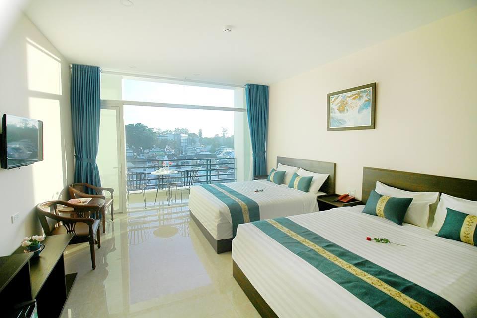Phòng khách sạn Đà Lạt Ecogreen bày trí có điểm nhấn là màu xanh mộc sang trọng