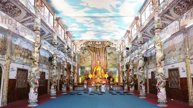 Khu vực gian thờ tự của chùa Linh Phước Đà Lạt 