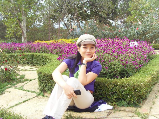 Khách chụp hình ở Vườn hoa Minh Tâm