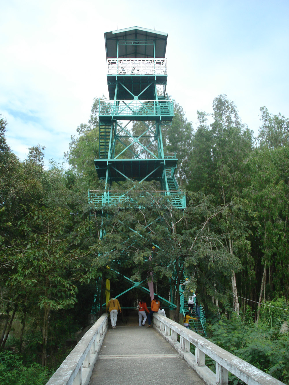Đài cao 18 mét cho khách chiêm ngưỡng toàn cảnh khu du lịch sinh thái Gáo Giồng